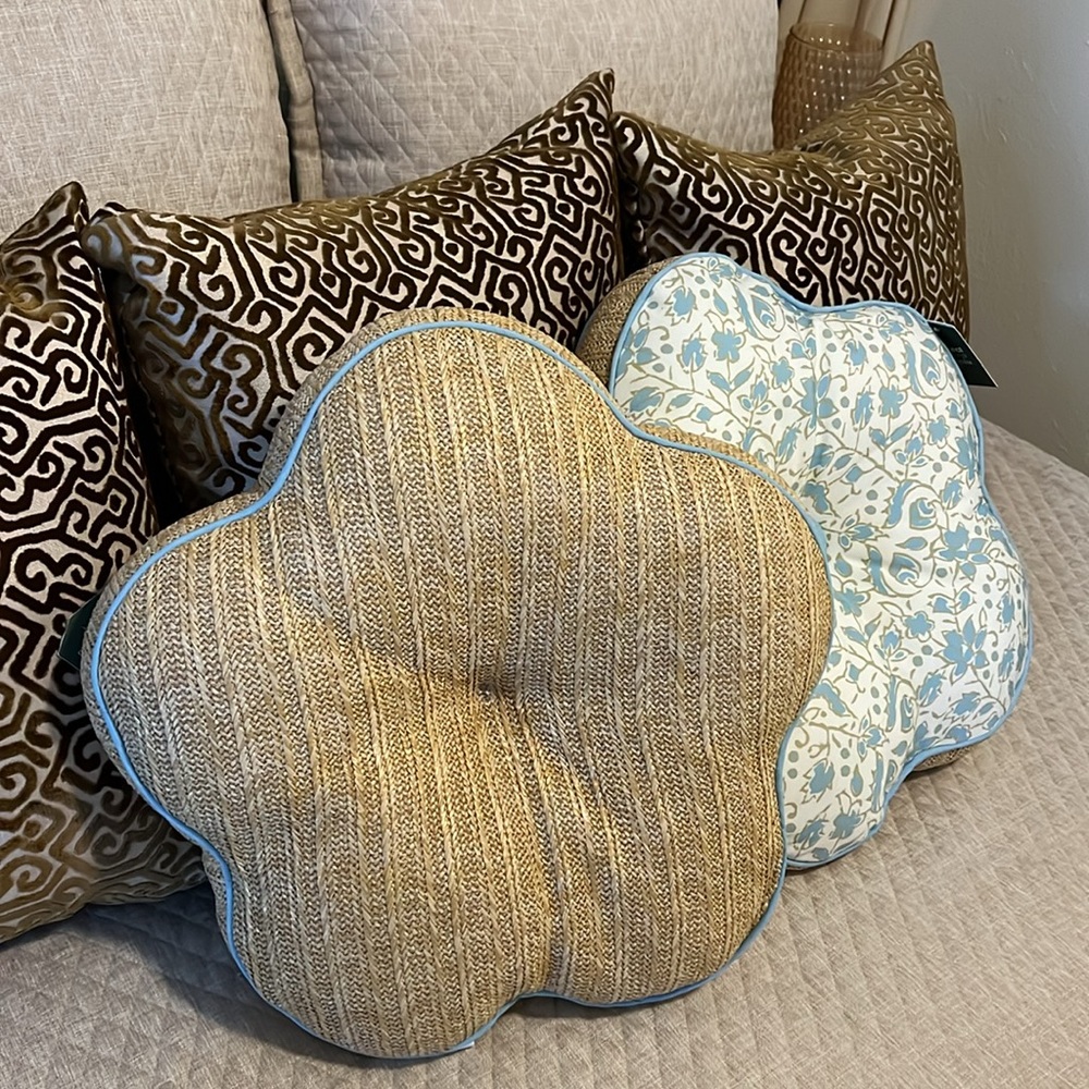Adorable Flower Pillow w/Center Button, NEW